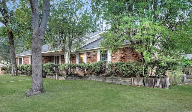 view of front facade featuring a front lawn