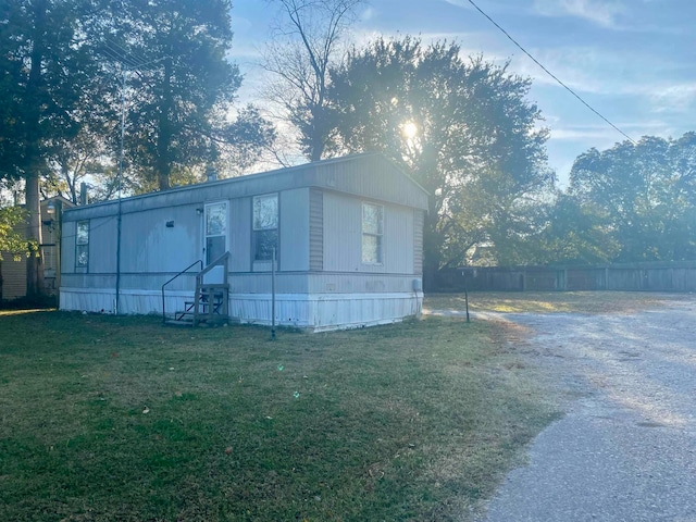 manufactured / mobile home featuring a front lawn