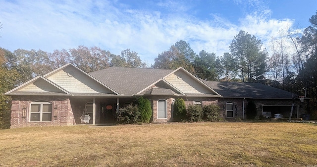 view of front of property featuring a front lawn