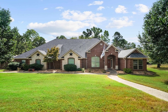 view of front facade featuring a front lawn