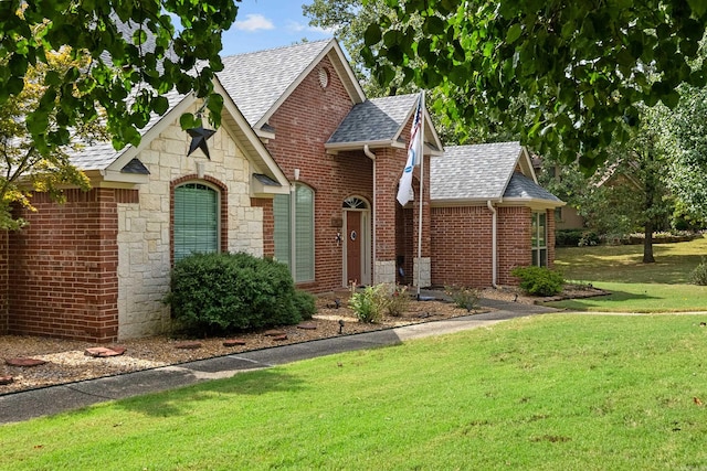 view of front of property with a front lawn