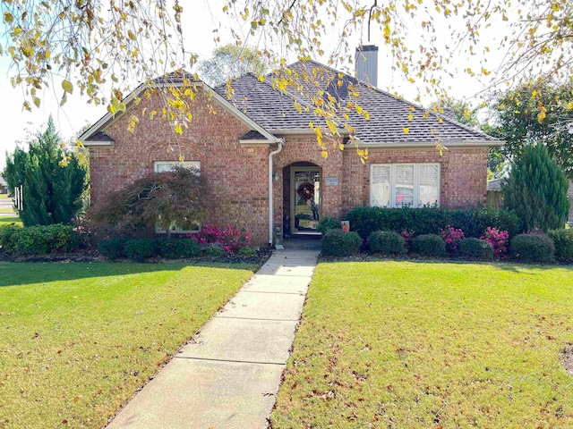 view of front of home featuring a front yard