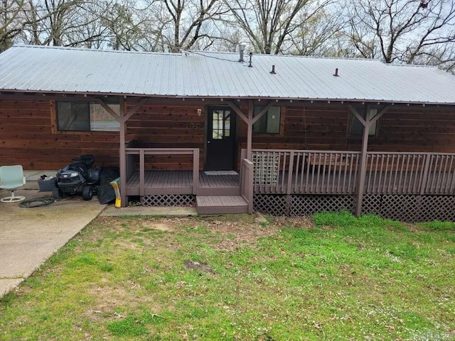 view of front facade featuring a deck and a front yard