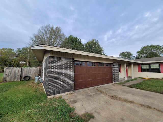 view of front facade featuring a garage and a front yard