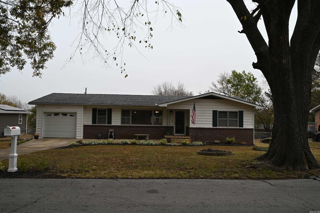 203 Glenview, Harrison, AR 72601 - ranch-style home with a front lawn and a garage