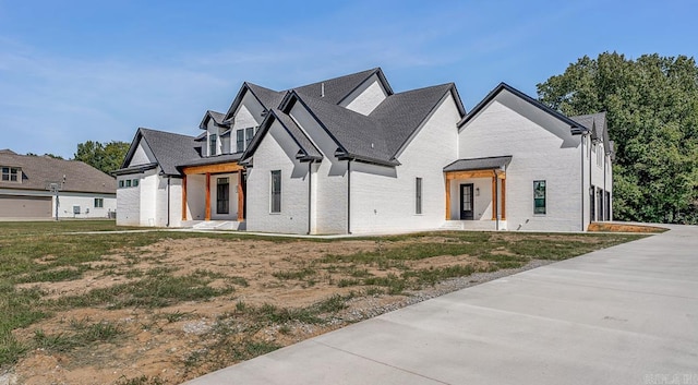 view of front of home featuring a front lawn