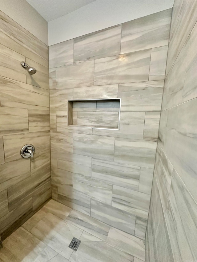 bathroom featuring tiled shower