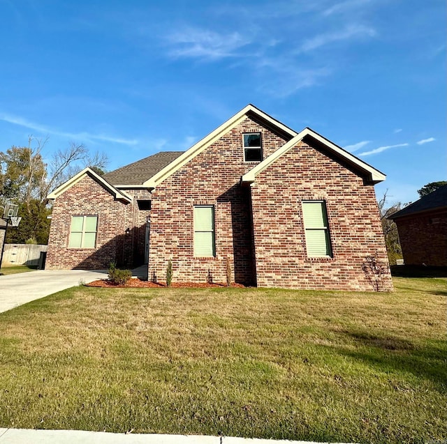 view of front facade with a front lawn