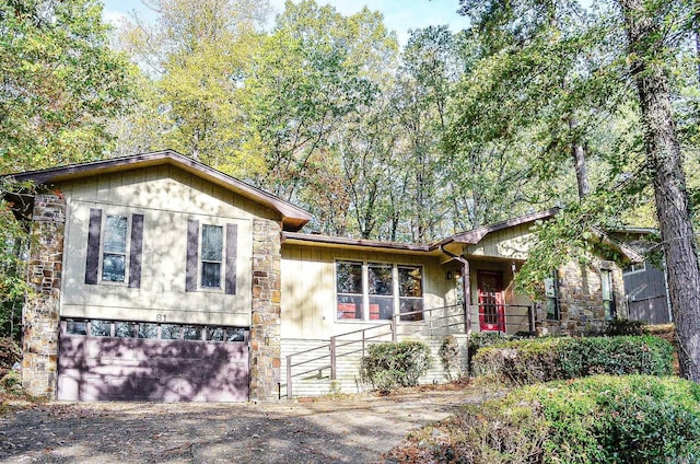 view of front facade featuring a garage