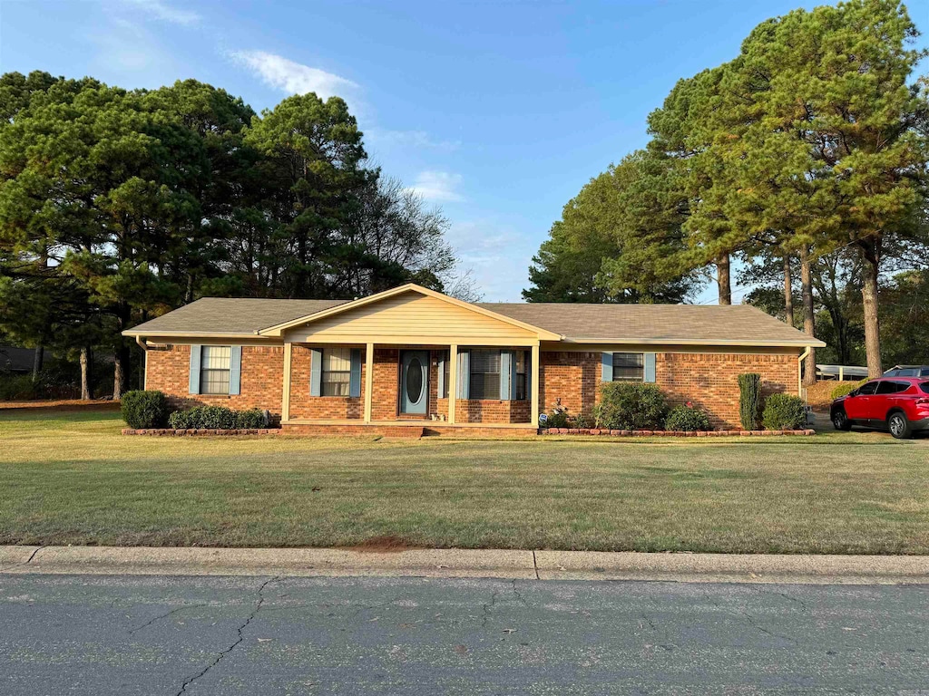 ranch-style home featuring a front lawn