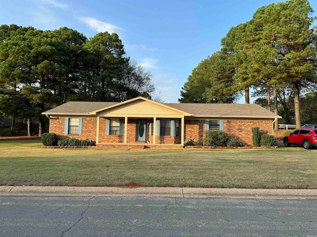 ranch-style home featuring a front lawn