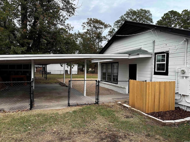 back of house featuring a yard