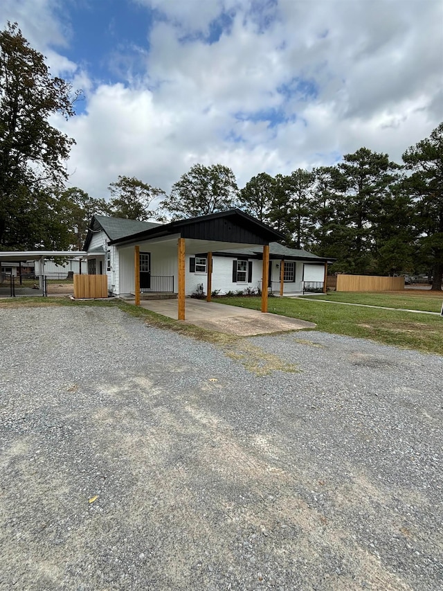 view of front of home featuring a front lawn