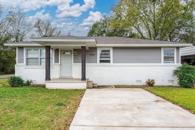 view of front of home with a front lawn