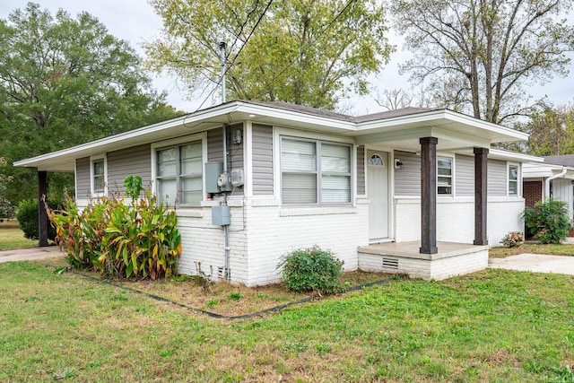 view of front facade featuring covered porch and a front lawn