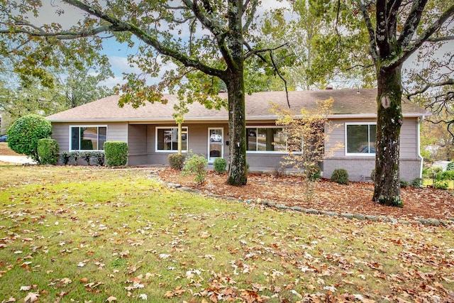 ranch-style home featuring a front lawn