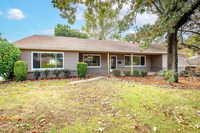 single story home with a front lawn