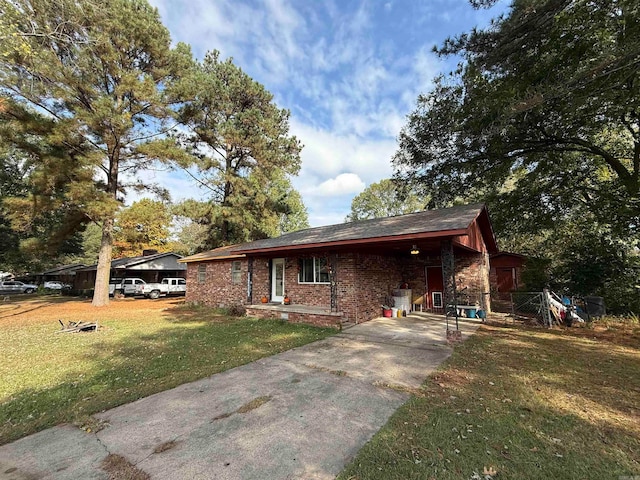 view of front of property featuring a front lawn