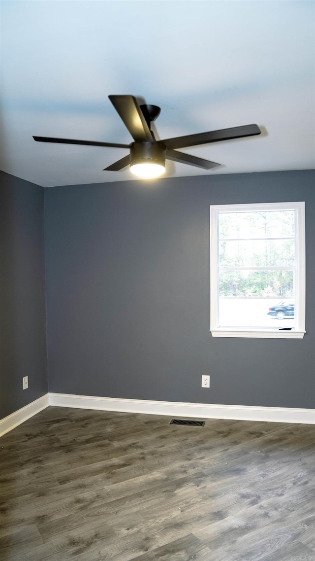 unfurnished room featuring dark wood-type flooring and ceiling fan