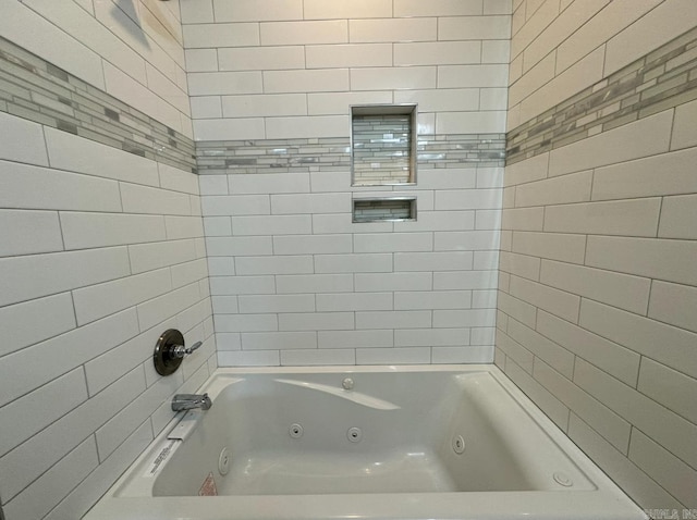 bathroom with tiled shower / bath combo