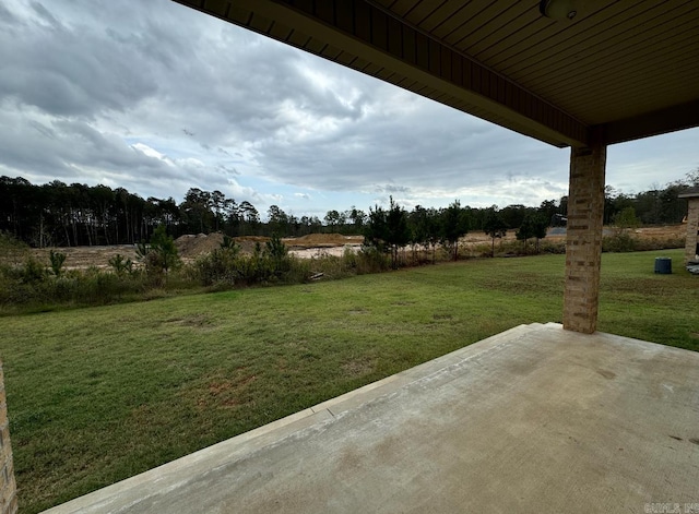 view of yard featuring a patio