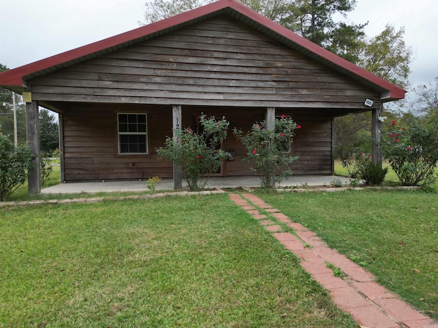 view of front of property with a front yard