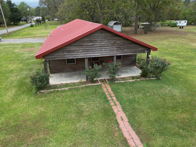 view of front of property featuring a front yard