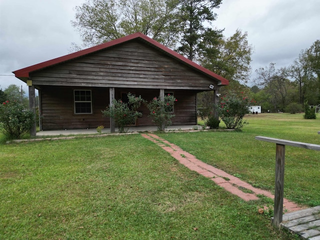 view of front facade with a front yard