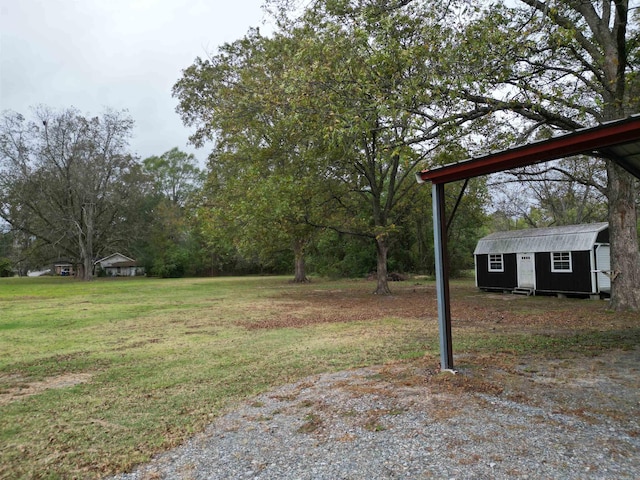 view of yard with an outdoor structure