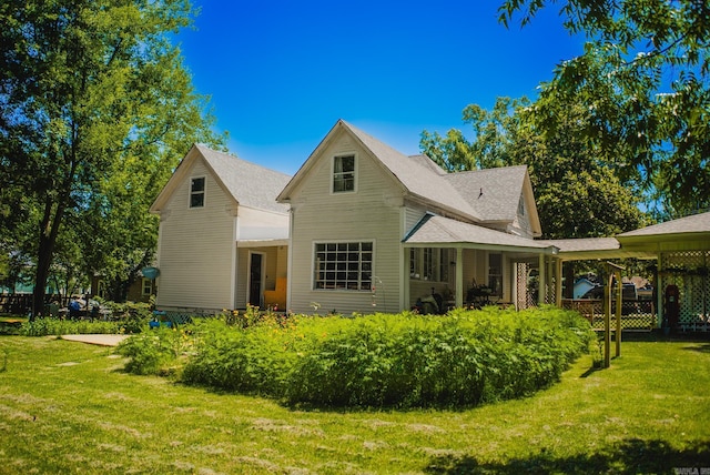 back of house featuring a yard