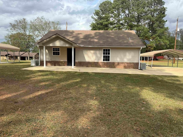 view of front of home featuring central AC unit, a carport, and a front yard