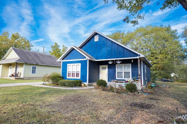 view of front of house featuring a front yard