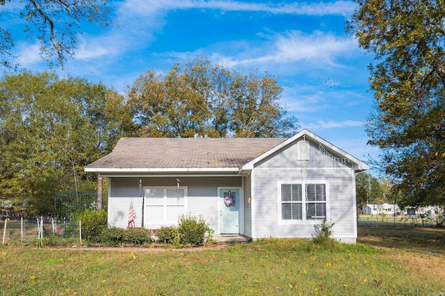 single story home featuring a front lawn