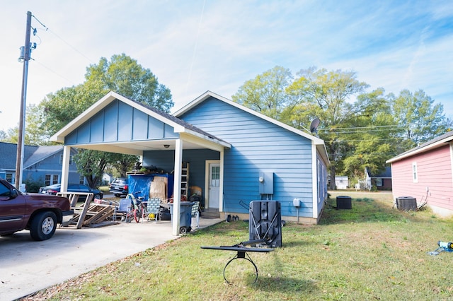 view of front of home featuring cooling unit and a front lawn