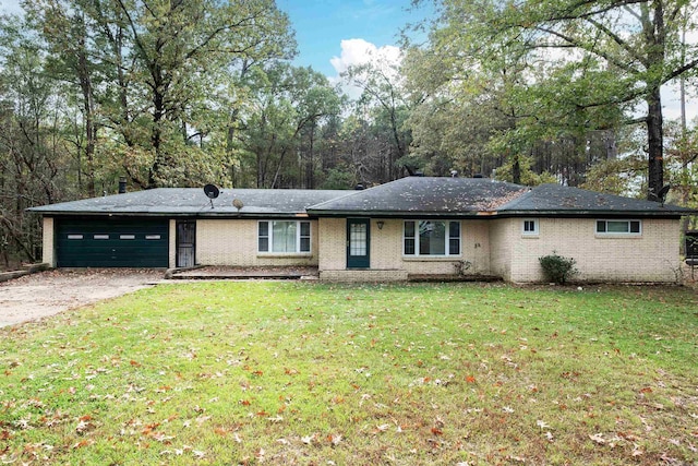 single story home with a front lawn