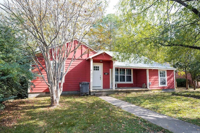 view of front facade with a front yard