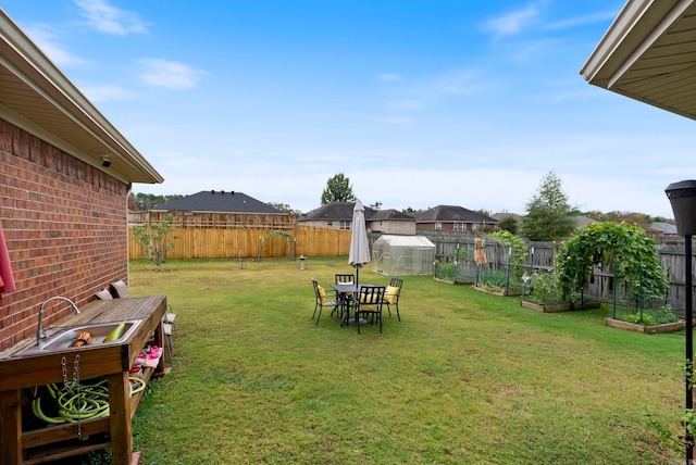 view of yard featuring a storage shed