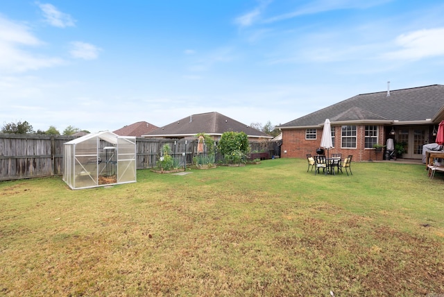 view of yard featuring an outbuilding