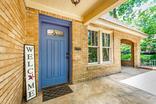 entrance to property featuring covered porch