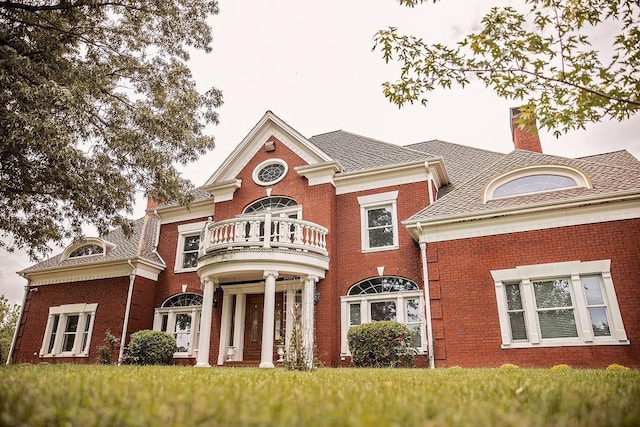 view of front of property featuring a balcony