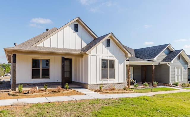 view of front of home featuring covered porch and a front lawn