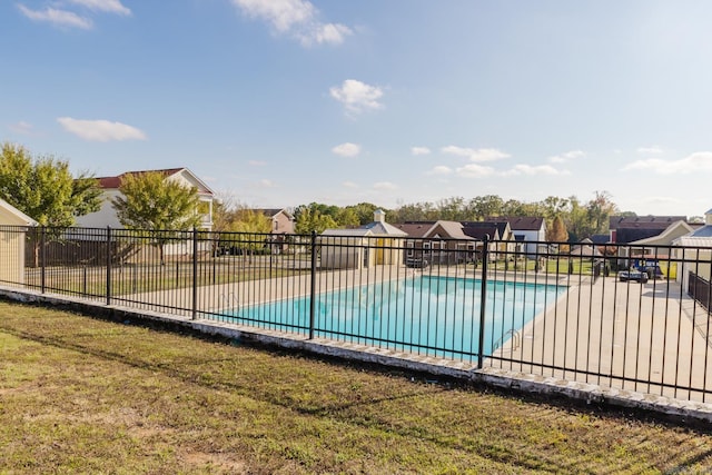 view of swimming pool featuring a lawn