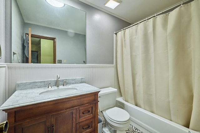 full bathroom featuring toilet, shower / tub combo with curtain, vanity, and crown molding