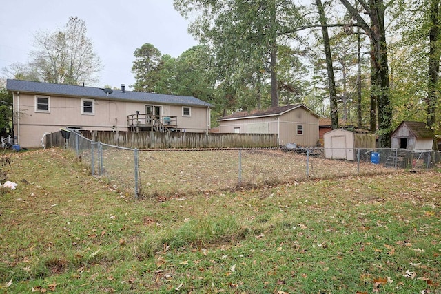 view of yard with a storage shed