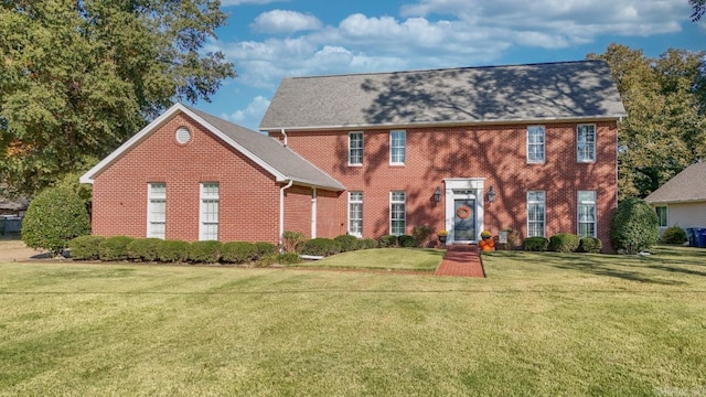 colonial home featuring a front lawn