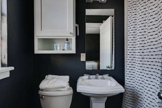 bathroom featuring toilet and sink