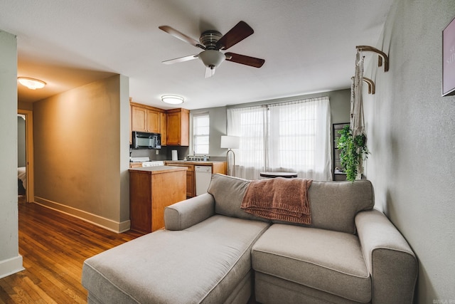 living room with dark wood-type flooring and ceiling fan