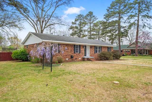 ranch-style house featuring a front yard