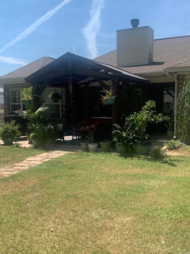 view of yard featuring a patio