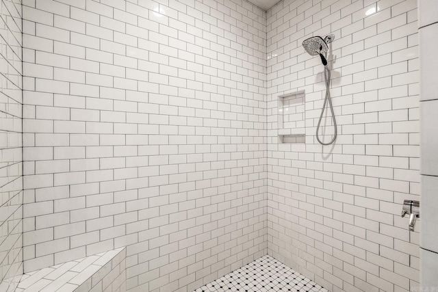 bathroom featuring a tile shower